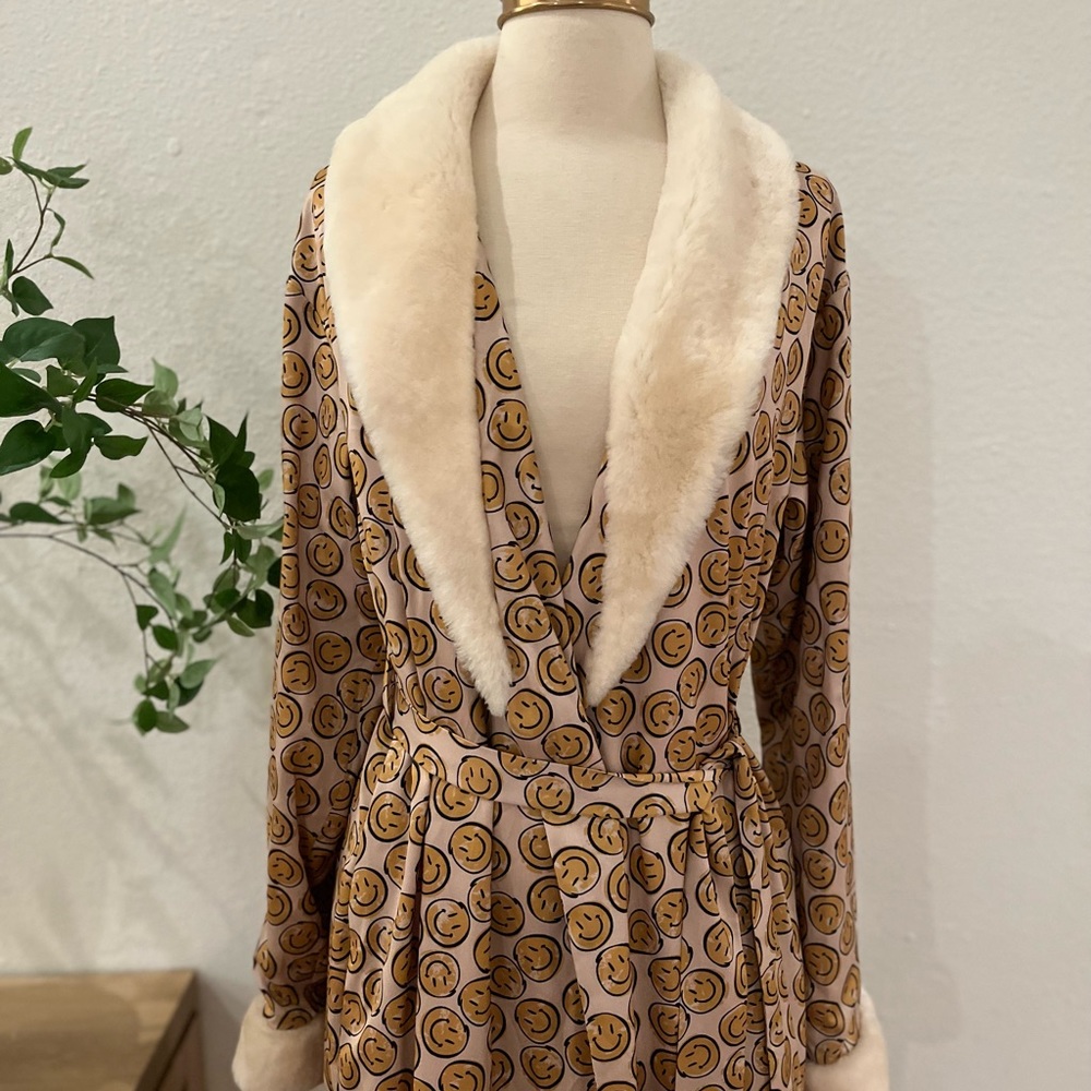 Australia Luxe Collective Empress Long Satin Smiles Smiley Face Robe - Picture 14 of 16